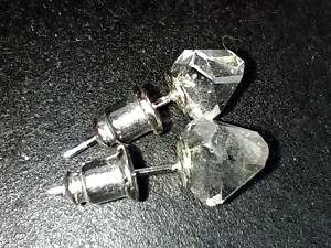 Серьги-гвоздики в отличном состоянии.