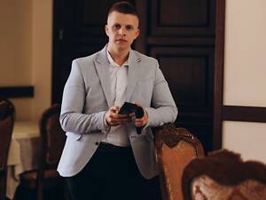 Ведучий +шоу пародій +жива музика