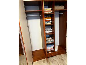 Шафа для речей із дзеркалом