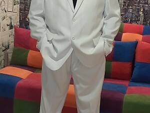 Шикарный новый фирменный мужской белый костюм.