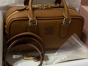 Кожаная женская сумка в трендовом дизайне.