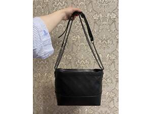 Кожаная структурированная черная женская сумка среднего размера.