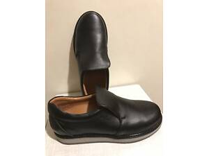 Шкіряні туфлі-мокасини.