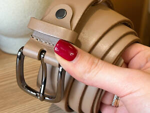 Шкіряний жіночий ремінь в бежевому кольорі 3588