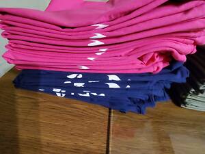 Шелкотрафаретная печать на футболках и других материалах.