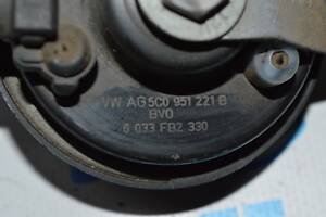 Сигнал прав VW Passat b7 USA низкий (05) деф. 5C0-951-221-B