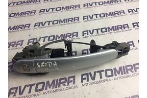 Ручка двери передней правой Skoda Octavia A5 2004-2013 1U0837886B