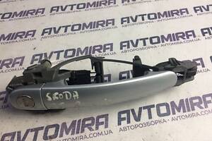 Ручка двери передней правой Skoda Octavia A5 2004-2013 1U0837886B