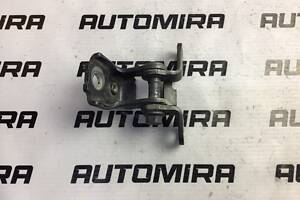 Петля задней правой двери нижняя Skoda Roomster 2006-2015 5J0833412