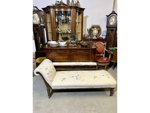 Софа. Італійська ?? Антикварна - кінець ХІХ - поч. ХХ ст. Ручна робота. Каркас горіховий, різьблений. На коліщатах. Обшивка за - Фото 1