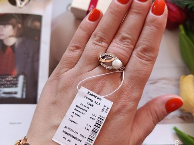 Серебряное кольцо с золотом, фианитами и жемчужиной размер 17; 17.5; 18.5 - Фото 7