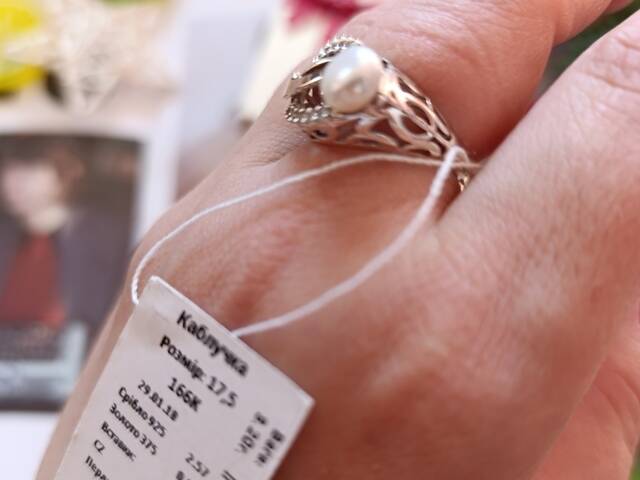 Серебряное кольцо с золотом, фианитами и жемчужиной размер 17; 17.5; 18.5 - Фото 6