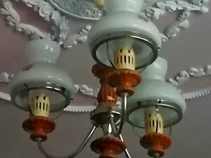 Терміново люстру на три плафони.