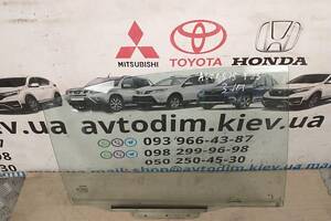 Скло дверей заднє праве 6810305100 Toyota Avensis T25 03-09