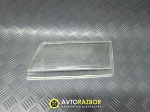 Стекло левой фары 4D0941115 на Audi A8 (D2) 1994-2005 год