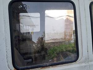стекло в кузов розмір 53х51см ціна 1200гр одне стекло з гумкою підійде на кожен бус