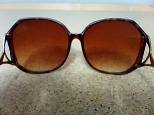 Стильні сонцезахисні окуляри. Окуляри сонцезахисні.