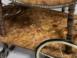 Столик сервірувальрий, розкладний. З вишуканою інкрустацією на поверхні. Багато оздоблений бронзою. В гарному