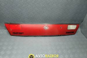 Стоп задний центральный фонарь крышки багажника хетчбэк BC6A50850 на Mazda 323F 1994-1998 год