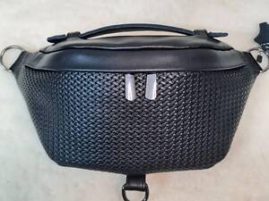 Стильна чоловіча бананка з натуральної гладкої шкіри 22х27х8, рюкзак нагрудний з принтом NM-58744 чорний