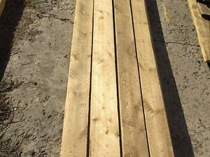 Сухие доски от 20 до 50 мм, брус и доски с пазами для пола.