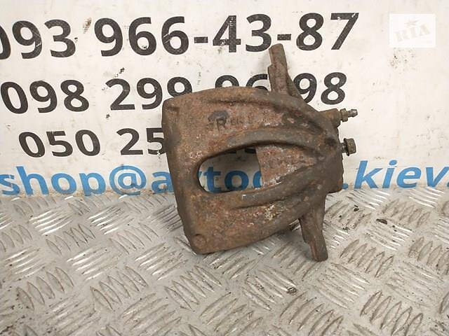 Суппорт передний правый 4773005050 Toyota Avensis T25 03-09