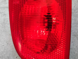 Светлоотражатель заднего бампера левый Renault Kangoo 8200419906