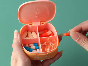 Таблетниця пластикова 8334 7.7х7.7х2.9 см рожева