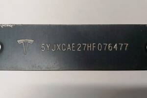 Табличка с VIN кодом под лобовым стеклом Tesla model X 100 D 1035217-S0-A