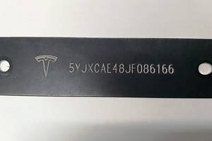 Табличка с VIN кодом под лобовым стеклом Tesla model X P 100 D 1035217-S0-A