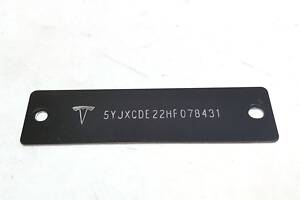 Табличка с VIN кодом под лобовым стеклом Tesla model X P 100 D 1035217-S0-A