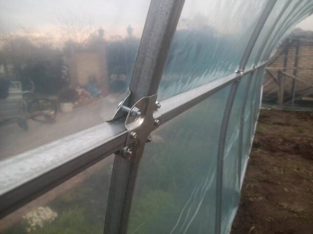 Теплиця 'Маївка' 3 х 6 м, (труба оцинкована 30х20 мм.), повний комплект 'Преміум', плівка UV-4, 100 мкм. - Фото 6