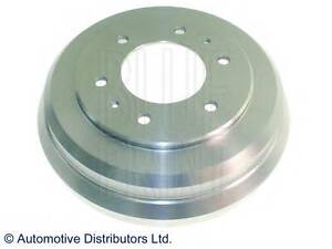 Тормозной барабан (сторона установки: задний мост) BLUE PRINT ADC44704 на MITSUBISHI PAJERO/SHOGUN I Вездеход открытый (