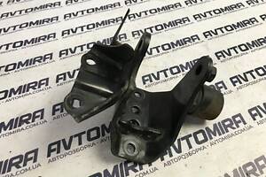 Кронштейн двигуна задній Toyota Avensis 3 T27 2.0D-4D 2009- 123210R010