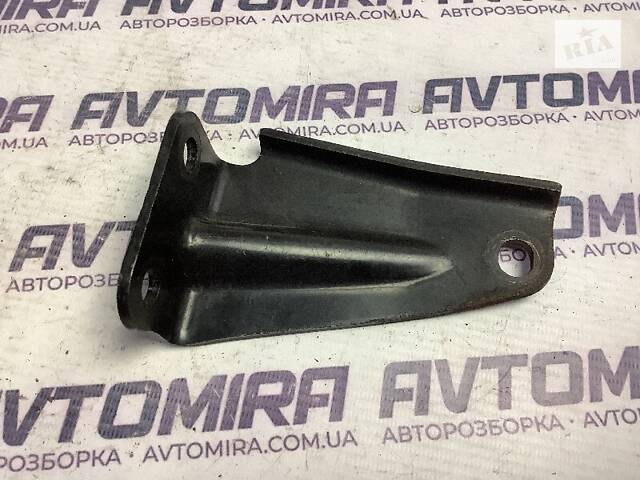 Кронштейн каталізатора Toyota Avensis T25 2.2 D 2003-2008 1711926010