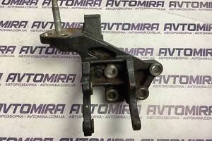 Кронштейн двигателя правый Toyota Avensis T25 2003-2008 123150R012