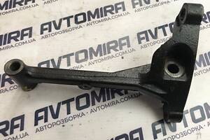 Кронштейн двигуна лівий Toyota Avensis T25 2003-2008 3311805010