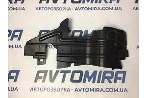 Дефлектор радіатора правий Toyota Avensis T25 2003-2008 5329305040