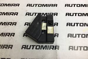 Кронштейн карти дверцят прав Toyota Avensis T25 2003-2008 6773105010