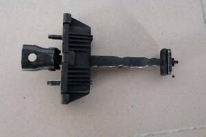 Ограничитель задней двери Toyota Avensis T25 2003-2008 6863005040