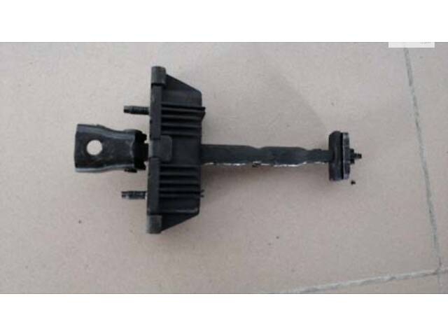 Ограничитель задней двери Toyota Avensis T25 2003-2008 6863005040