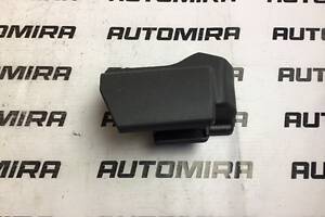 Накладка кріплення сидіння права Toyota Avensis T25 2003-2008 7215705040