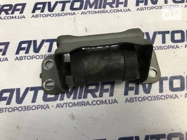 Відбійник кришки багажника Toyota Avensis T25 HB 2003-2008 6729005010