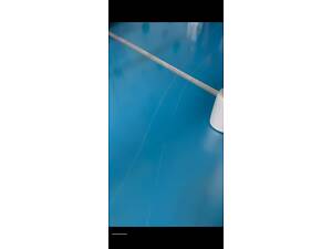 Нужно реставрировать царапины на полу твердым воском.