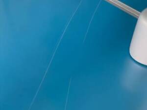 Нужно реставрировать царапины на полу твердым воском.