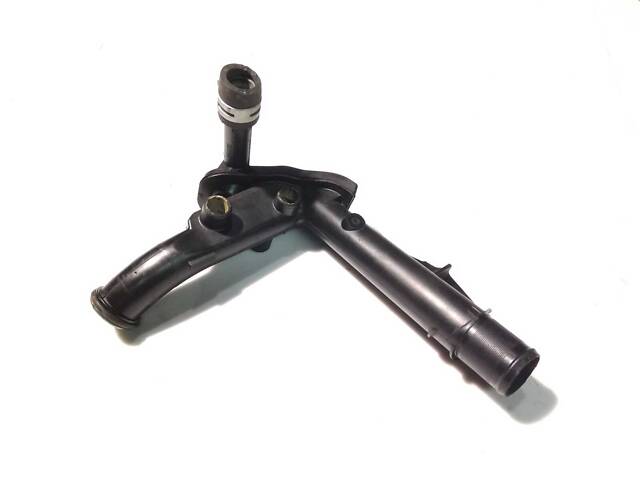 Трубка помпы пластик 1.5DCI 8V 8200552604 RENAULT Kangoo 09-17, Megane III 09-16, Logan 04-13, Duster 10-18; MERCEDES-BE - Фото 1