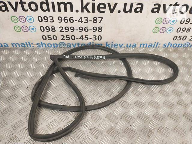 Уплотнитель двери передней левой (на двери) 6786212870 Toyota Corolla E120 2000-2006