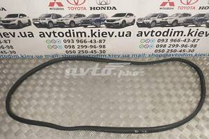 Уплотнитель двери передней правой на кузове 72315SEA003ZA Honda Accord 7 2002-2008