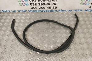 Уплотнитель двери задней правой на кузове 6233153050 Lexus IS 2005-2013