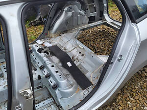 Уплотнитель двери задний левый Renault Megane 3 универсал хачбек 09-15р. (Рено Меган ІІІ)